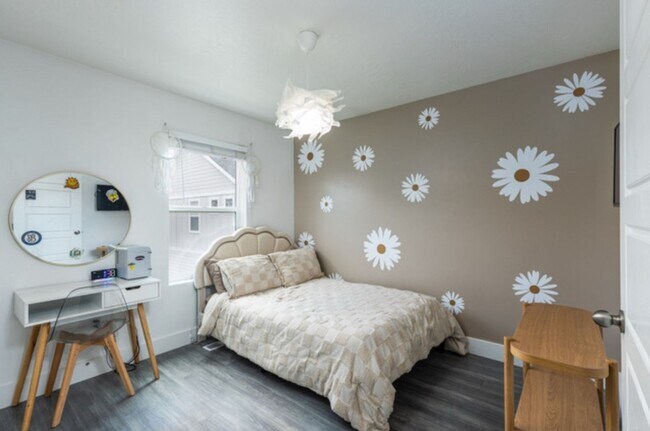 Building Photo - Modern 3-Bed Home with Finished Basement