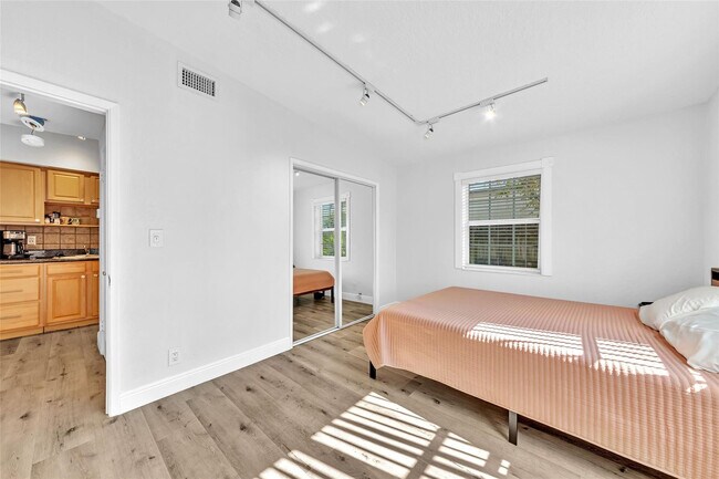 Building Photo - 805 NE 17th Ave