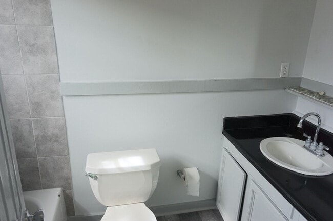 Building Photo - 2 BED | 1 BATH | JUST RENOVATED | VICTORIA...