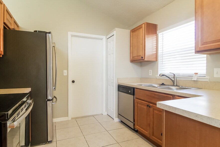 Building Photo - 2272 Grand Tree Ct