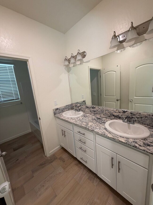 Building Photo - Beautiful Home for rent in Tulare!