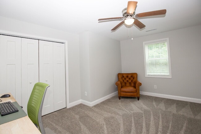 Building Photo - Charming 3-bedroom, 2.5-bath home nestled in the heart of Carthage