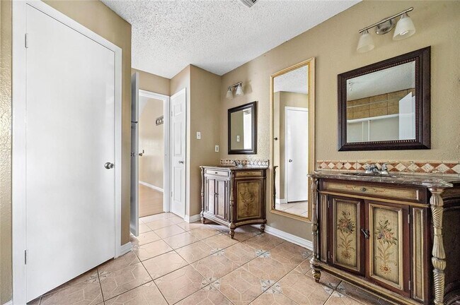 Building Photo - 16410 N Cross Dr