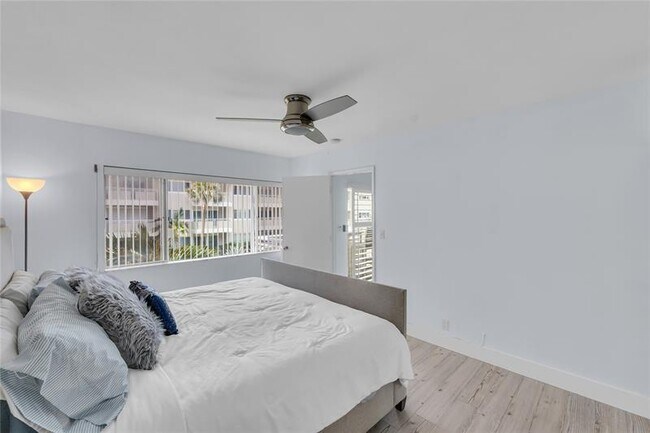 Building Photo - 1198 Hillsboro Mile