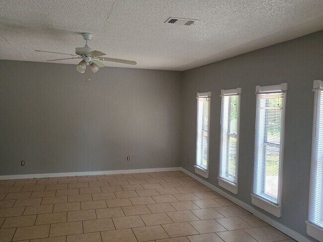 Building Photo - 4 bedroom 2 bathroom House- fenced in yard