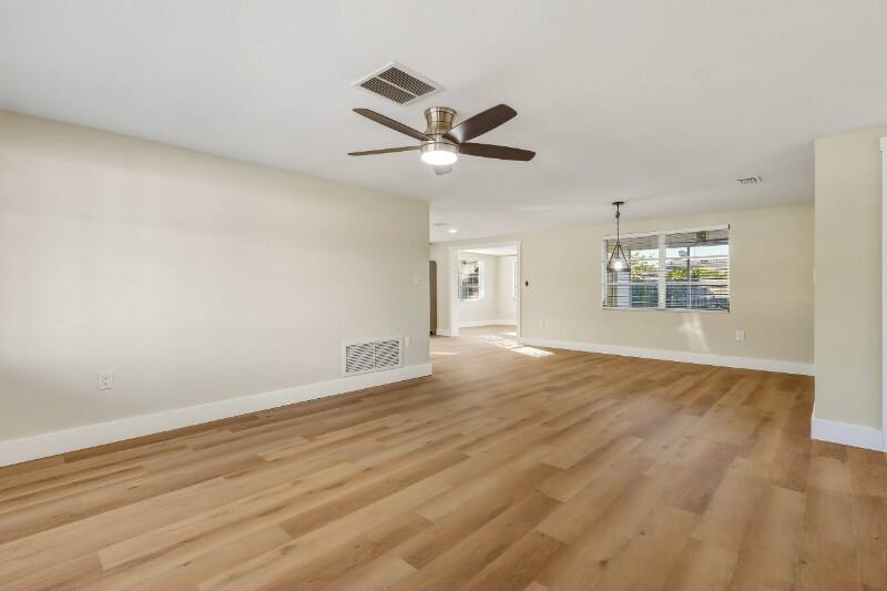 Building Photo - 3208 Holiday Lake Dr