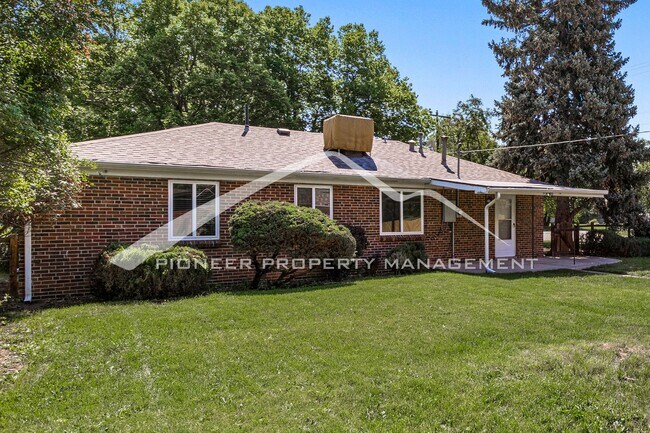 Building Photo - Charming Home with Washer/Dryer and Fenced...
