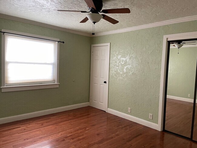 Building Photo - CHARMING 4 BED 2 BATH HOUSE NEAR DOWNTOWN