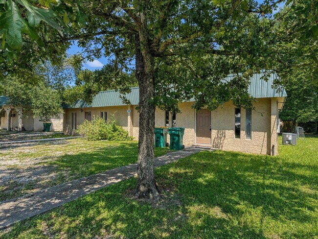 Building Photo - 1009 Hondo Ave