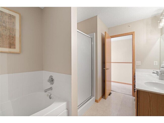 Building Photo - Sparkling Like-New 3 Bedroom Plus Office/L...
