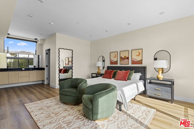 Building Photo - 1318 1/2 N Vista St