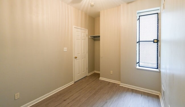 Building Photo - Newly renovated 6 bedroom 2.5 bath in Carroll Park Area