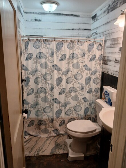 Renter's bathroom - 782 Linda Way