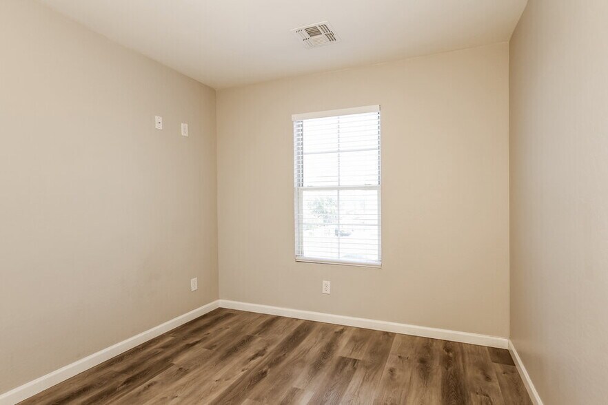 Building Photo - 2526 S 90th Glen