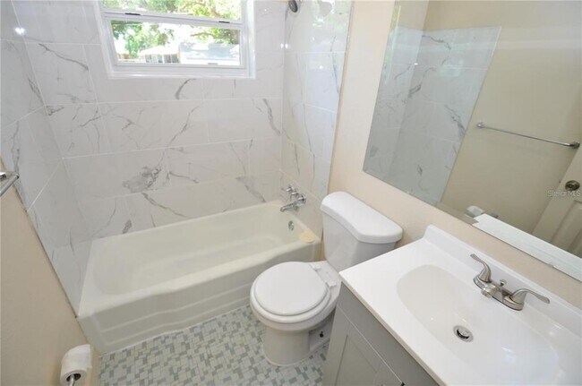 Building Photo - 108 Pike St