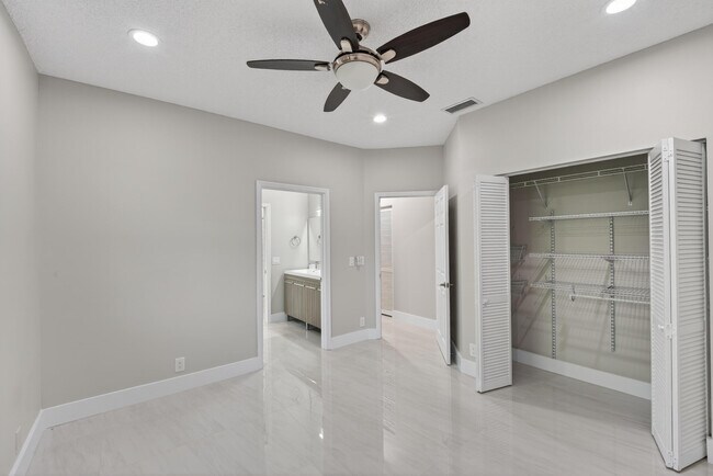 Building Photo - 3043 Lakewood Dr