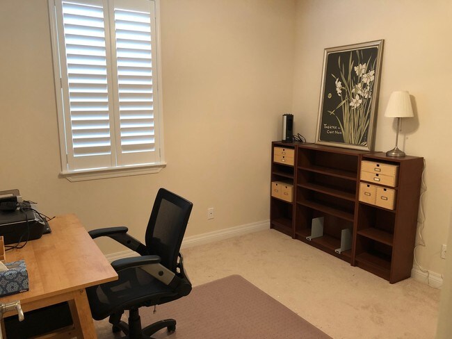 Building Photo - 30 E Lipoa St