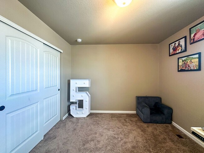 Building Photo - Grand 6bd 4ba Crystal Valley home with an in-law suite!!!