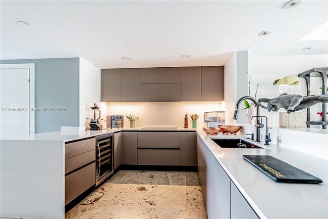 Building Photo - 2627 S Bayshore Dr