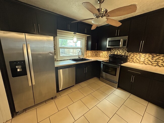 Building Photo - 5420 E 1st St N