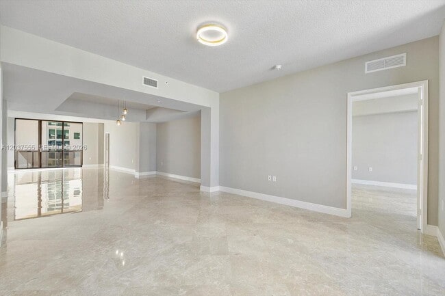 Building Photo - 16275 Collins Ave