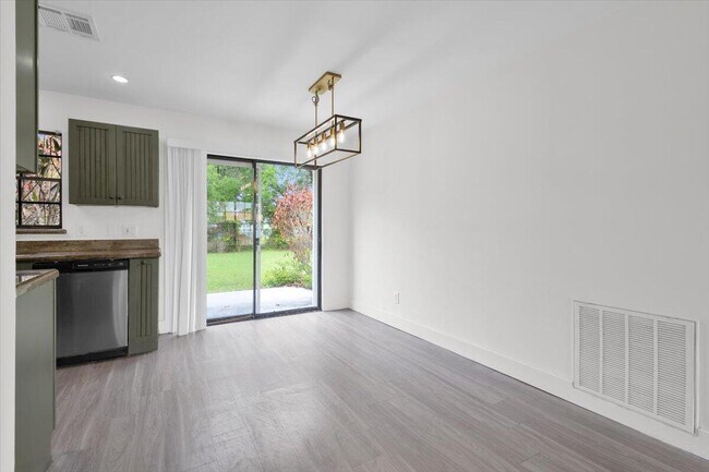 Building Photo - 841 NW Riverside Dr