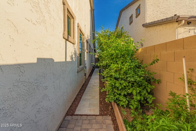 Building Photo - 2316 E Canary Dr