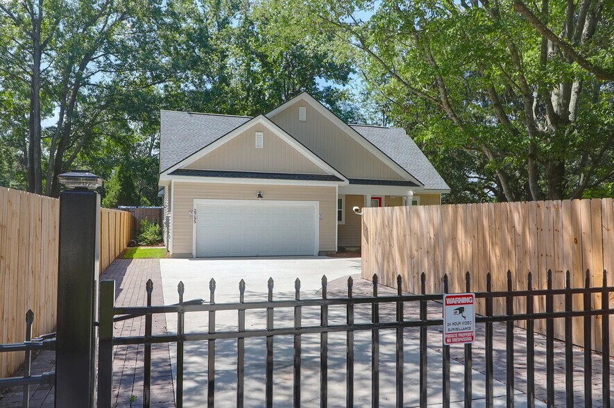 Building Photo - 2755 Tyler St