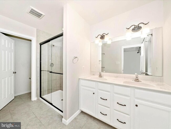 Building Photo - THREE LEVEL TOWN HOUSE IN KELLERTON