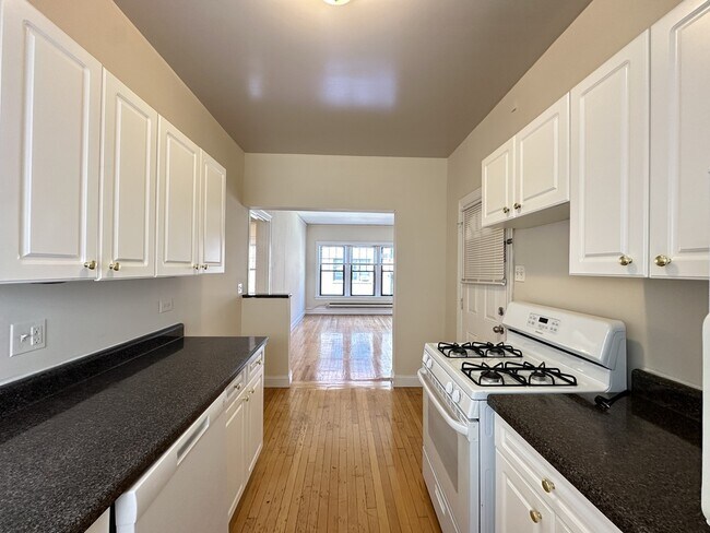 Building Photo - 1312 Oak Ave