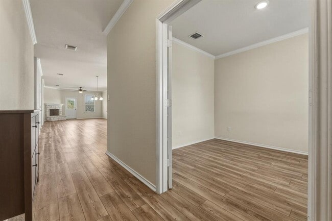 Building Photo - 428 English Oak St