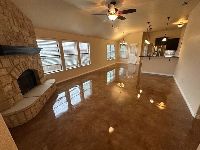 Building Photo - AVAILABLE NOW!!