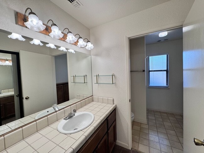 Building Photo - Cozy upstairs Condo in Auburn