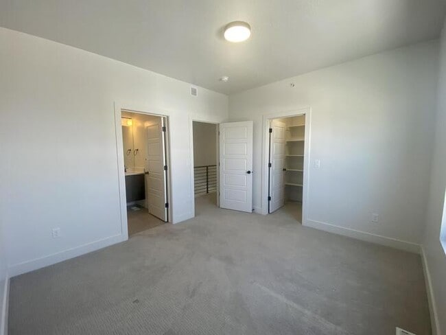 Building Photo - Draper townhome with VIEWS!
