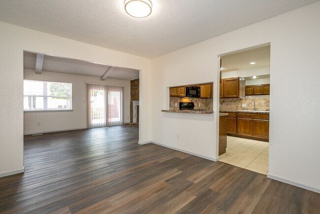 Building Photo - 3 Bed | 2 Bath Duplex in Central Tulsa!