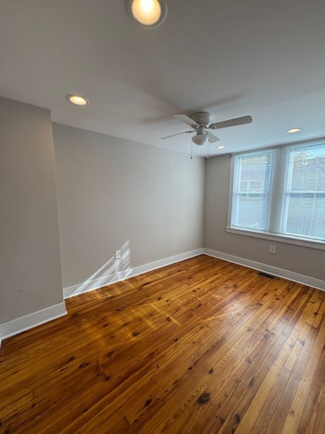 Building Photo - Beauty in Marconi Park West 3 Beds finishe...