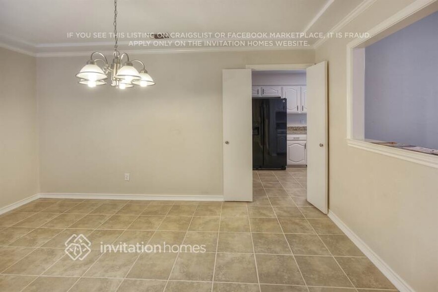 Building Photo - 1711 St James Dr