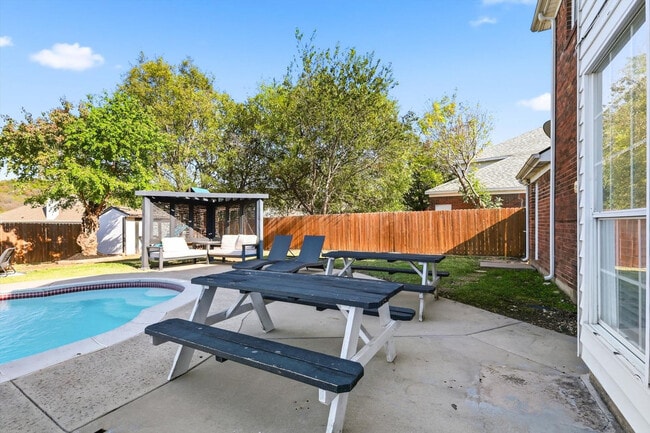 Building Photo - 6440 Knoll Ridge Dr