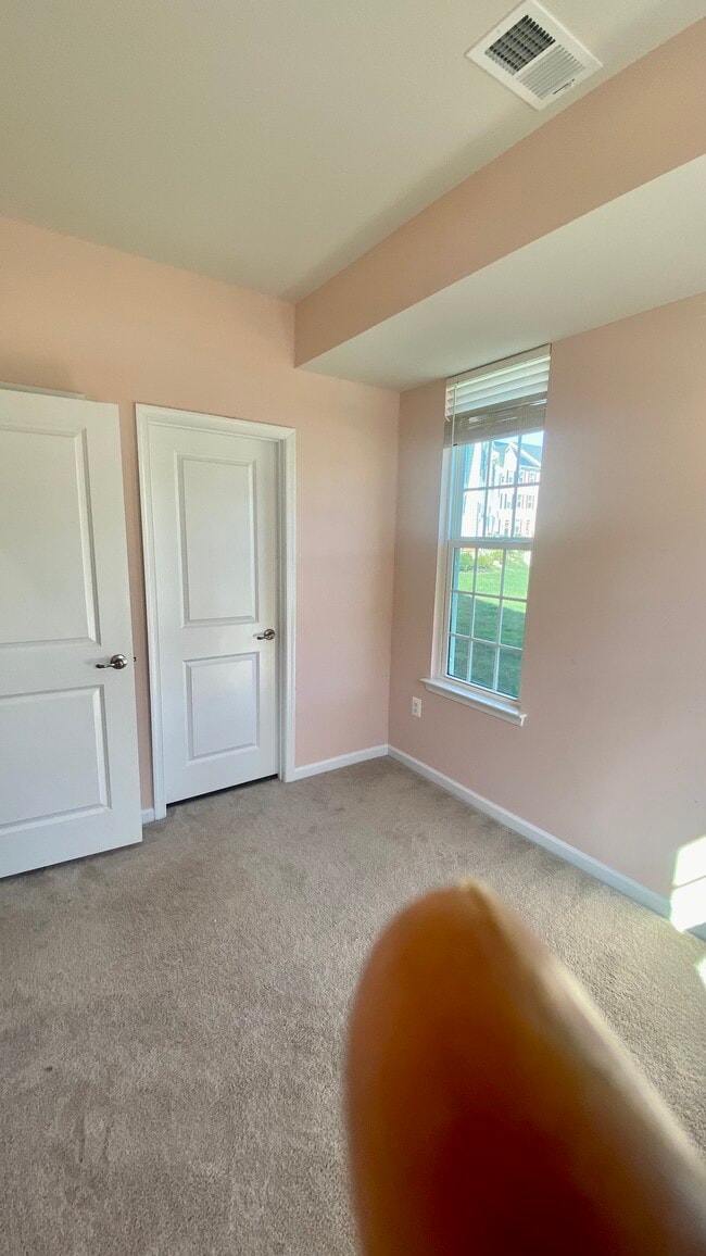 Building Photo - 702 River Crest Way