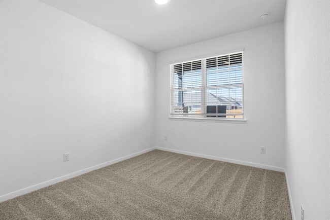 Building Photo - 305 Brooks Ranch Dr