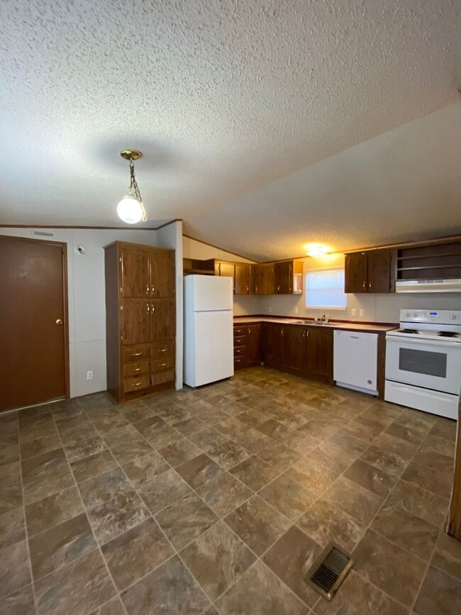 Building Photo - 3521 Gladden Lane W.