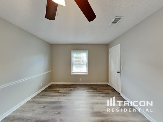 Building Photo - 5029 English Village Dr