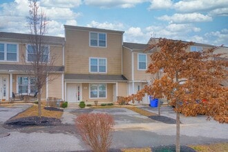 Building Photo - Oak Tree Townhome | 4 Bed, 4.5 Bath | Avai...