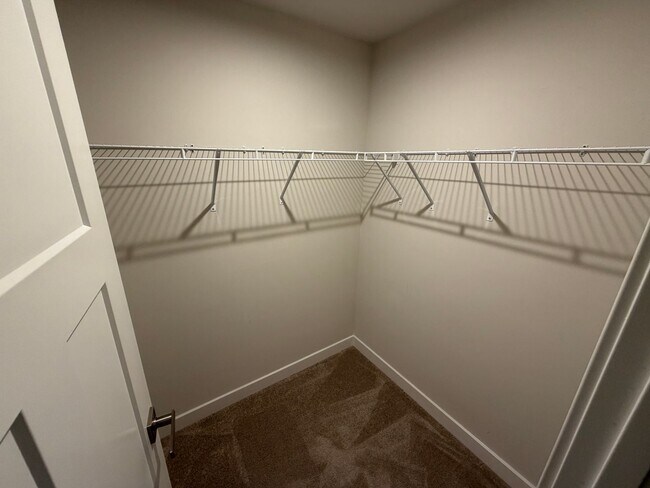 Building Photo - Like-New 4 Bedroom Townhouse