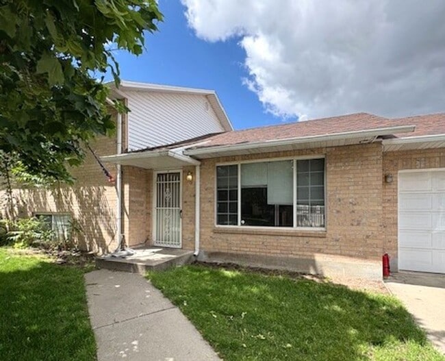 Building Photo - 3 Bedroom / 2 Bath Home in Bountiful!