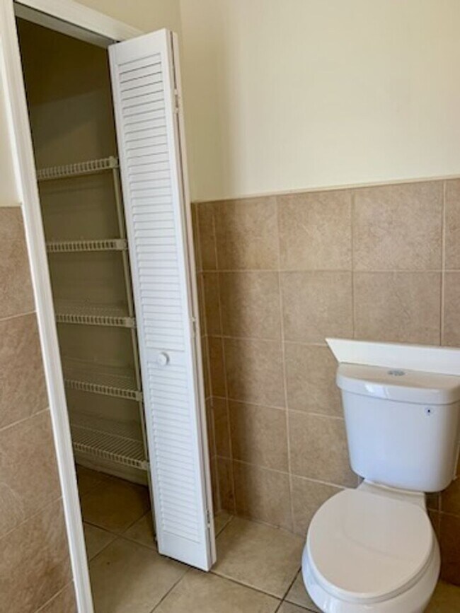 Building Photo - Priced to Rent 3/2