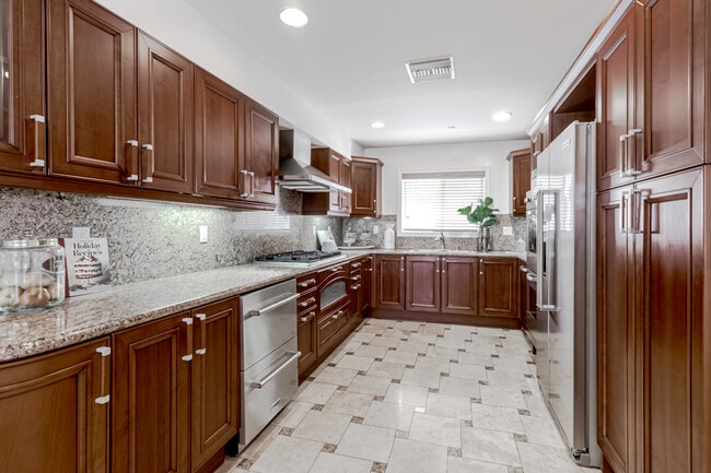 Building Photo - 123 S Clark Dr