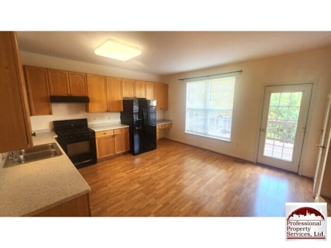 Building Photo - Spacious 3 Level Townhome In Wellington Tr...