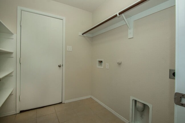 Building Photo - House in Sherman for Lease