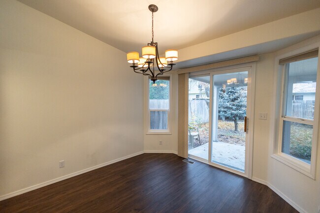 Building Photo - 164 S Silverwood Way